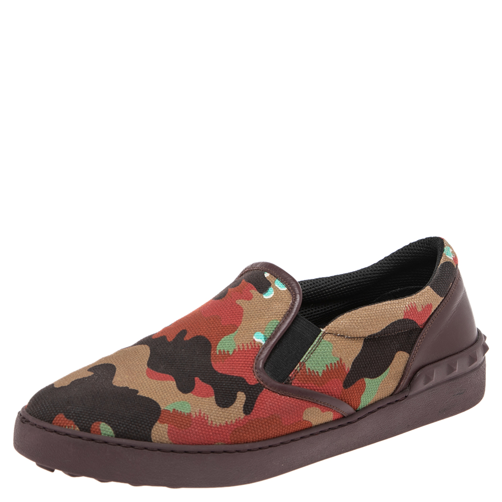 luxury-men-valentino-used-shoes-p537654-007-2 Valentino Multicolor Camouflage Print Canvas And Leather Rockstud Low Top Sneakers Size 40