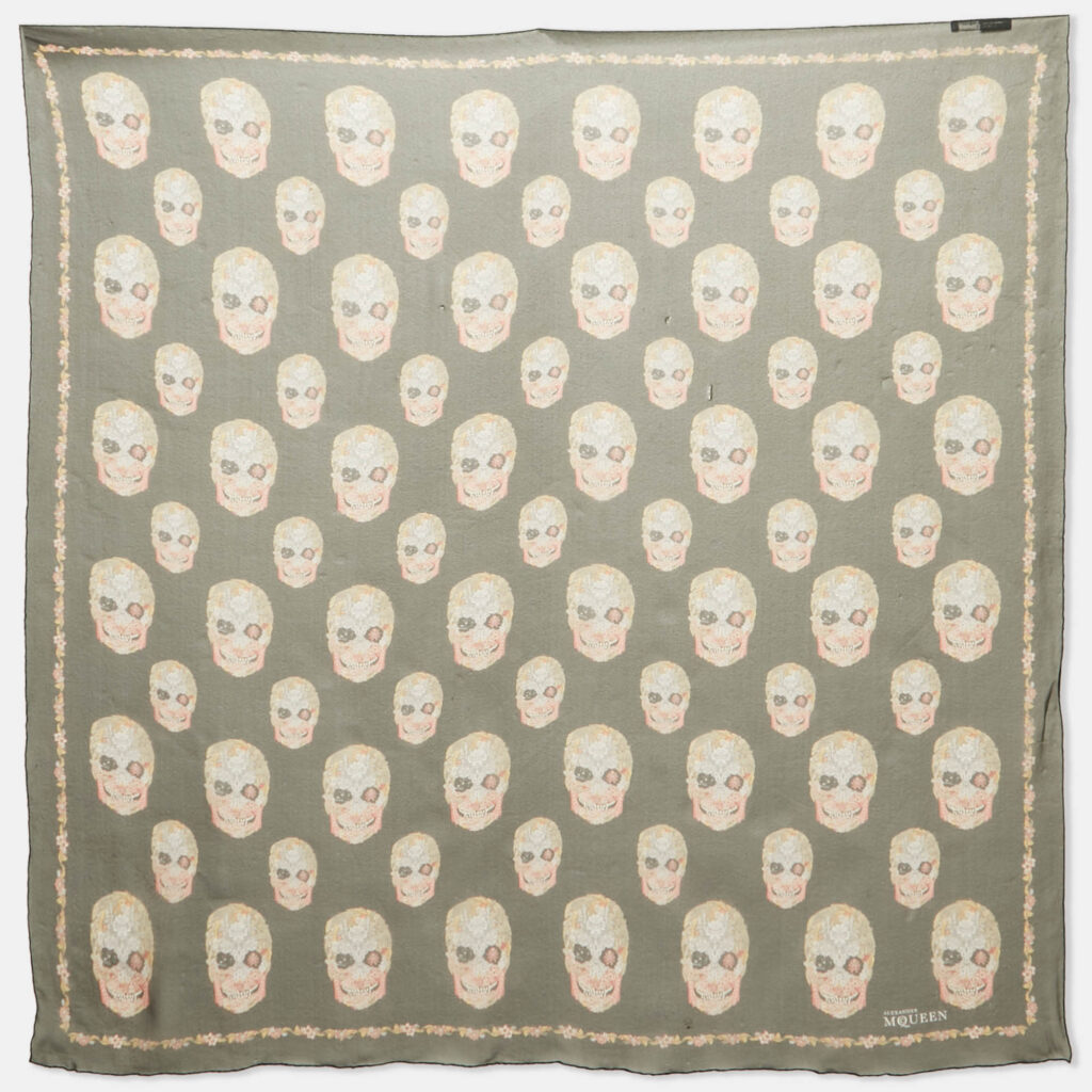 luxury-women-alexander-mcqueen-used-accessories-p1159043-006 Alexander McQueen Black Skull Print Silk Scarf