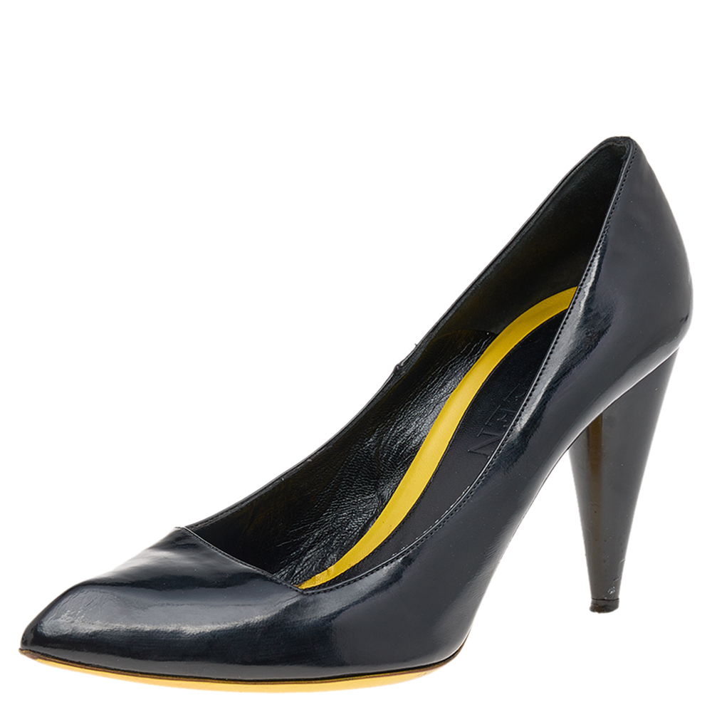 luxury-women-alexander-mcqueen-used-shoes-p569352-001-2 Alexander McQueen Black Patent Leather Pointed Toe Pumps Size 38