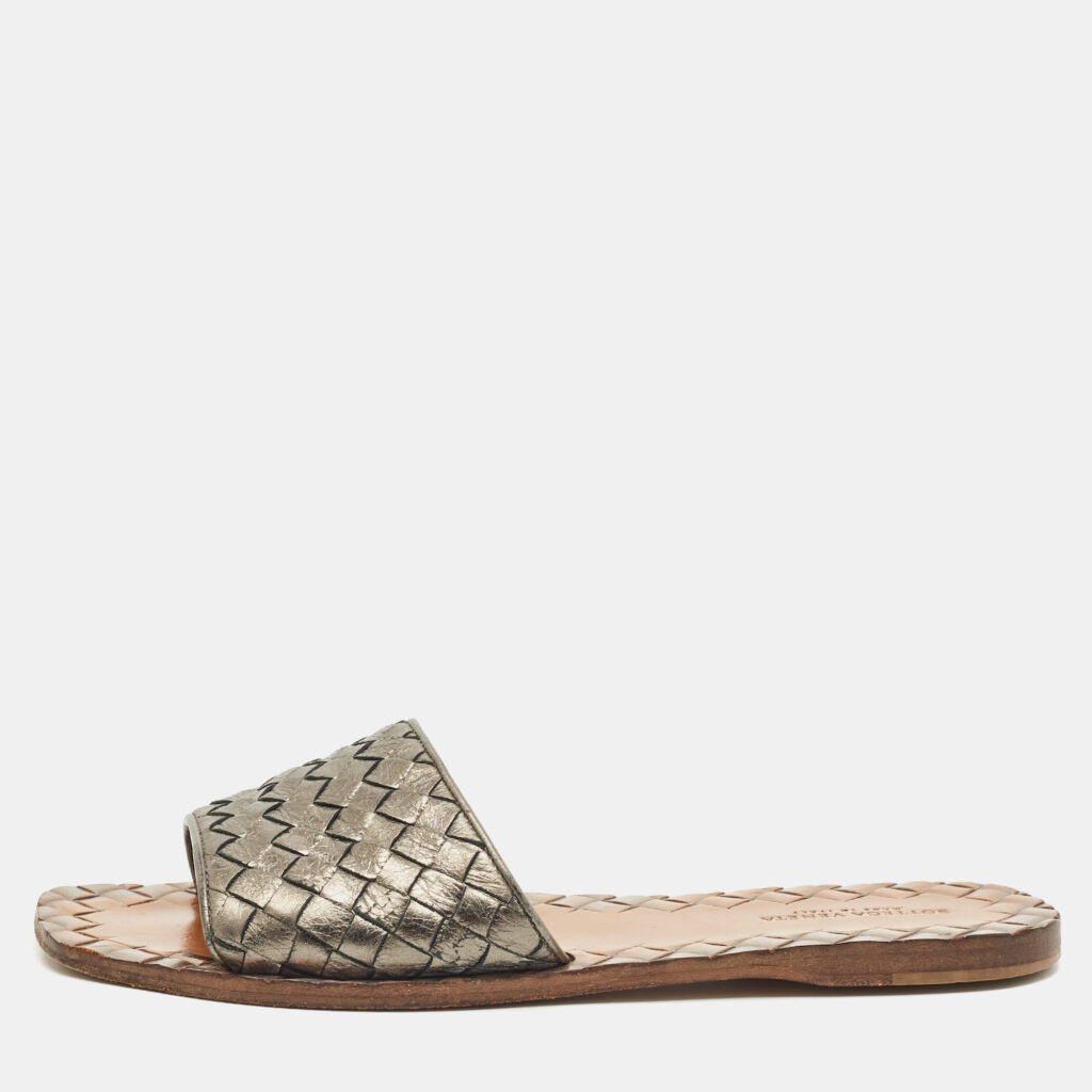 luxury-women-bottega-veneta-used-shoes-p1148859-010.jpg Bottega Veneta Metallic Intrecciato Leather Ravello Flat Slides Size 36