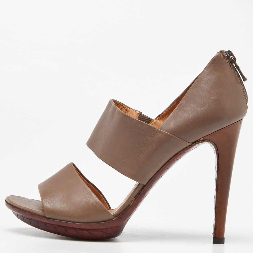 luxury-women-bottega-veneta-used-shoes-p929266-010 Bottega Veneta Grey Leather Strappy Slide Sandals Size 37.5