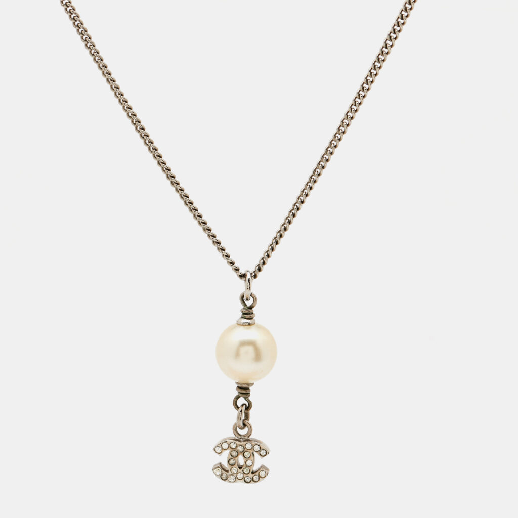 luxury-women-chanel-used-accessories-p1125232-006.jpg Chanel CC Crystals Faux Pearl Silver Tone Necklace