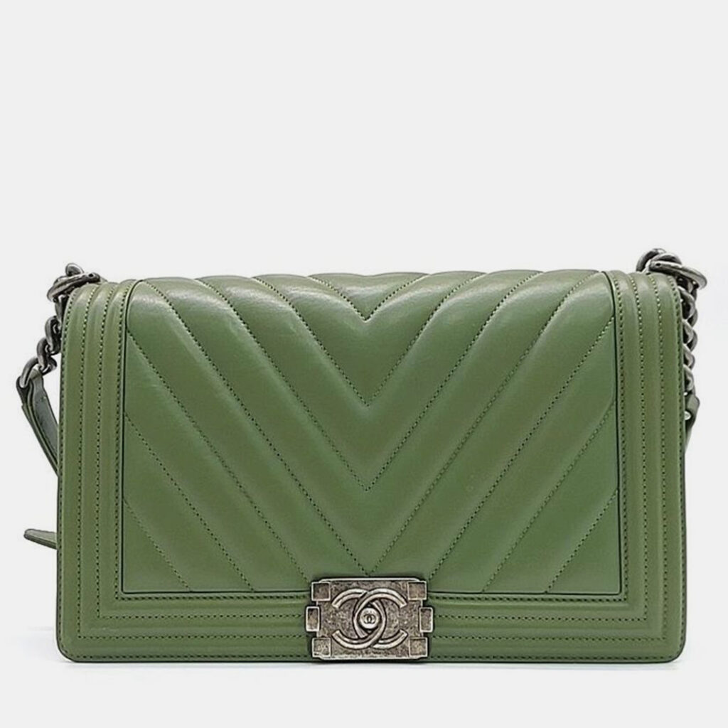 luxury-women-chanel-used-handbags-p1034858-006 Chanel Chevron Boy Bag New Medium