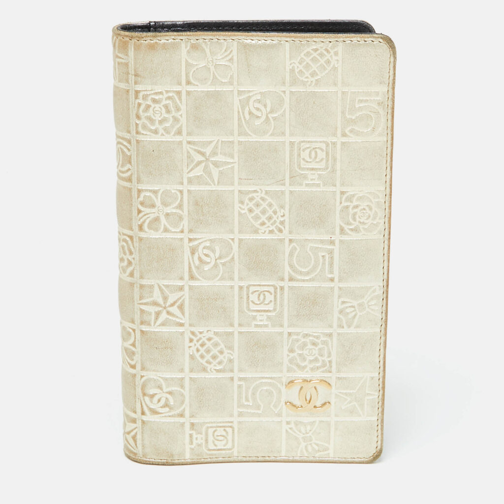 luxury-women-chanel-used-handbags-p1037686-016 Chanel Gold Charm Icon Leather CC Bifold Wallet