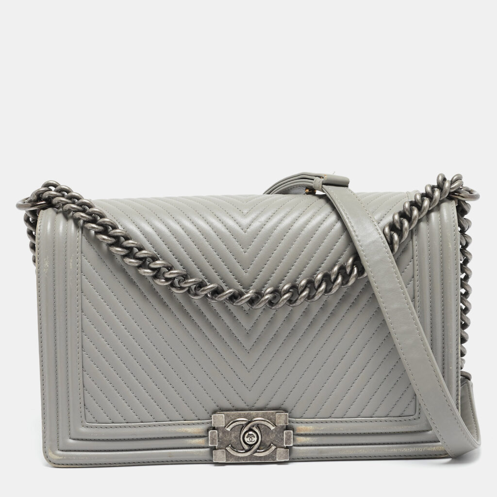 luxury-women-chanel-used-handbags-p1131633-017 Chanel Grey Chevron Quilted Leather New Medium Boy Bag