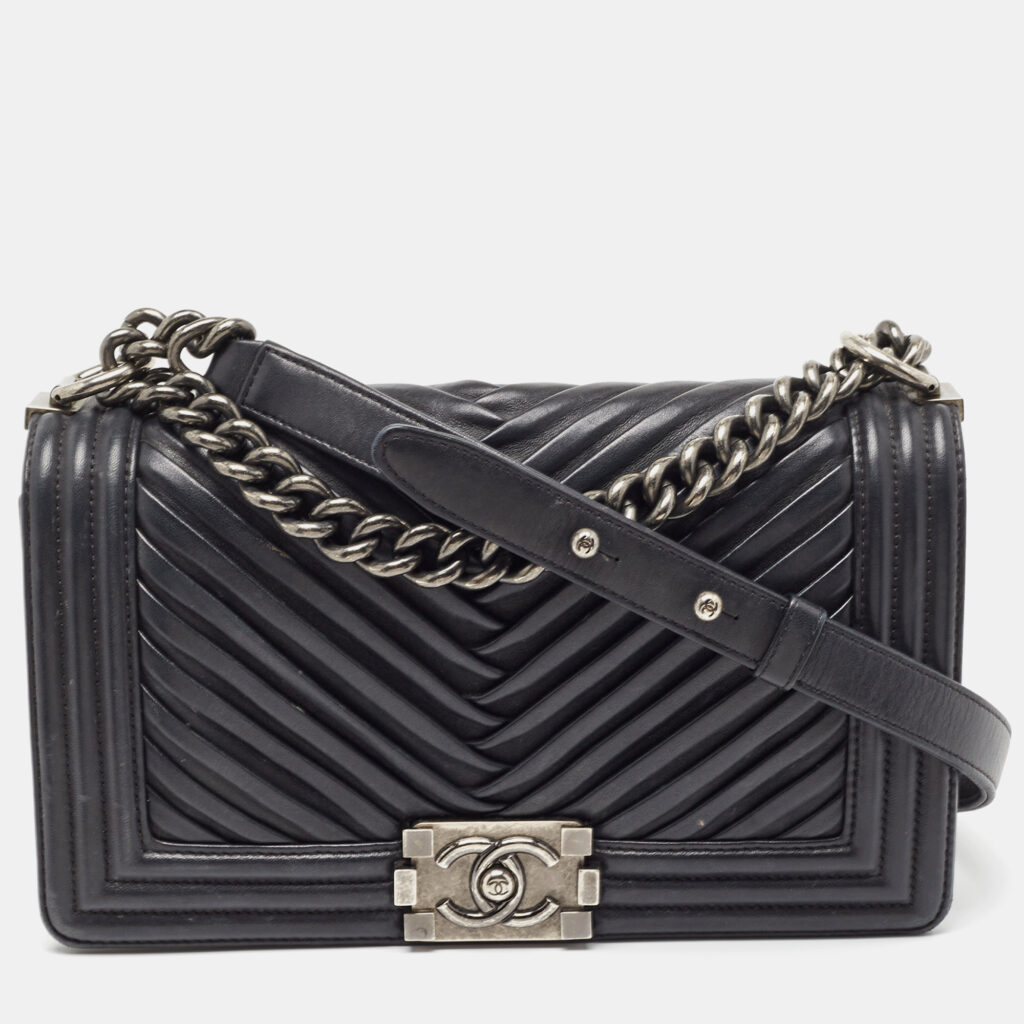 luxury-women-chanel-used-handbags-p890900-002 Chanel Black Chevron Pleated Leather Medium Boy Flap Bag