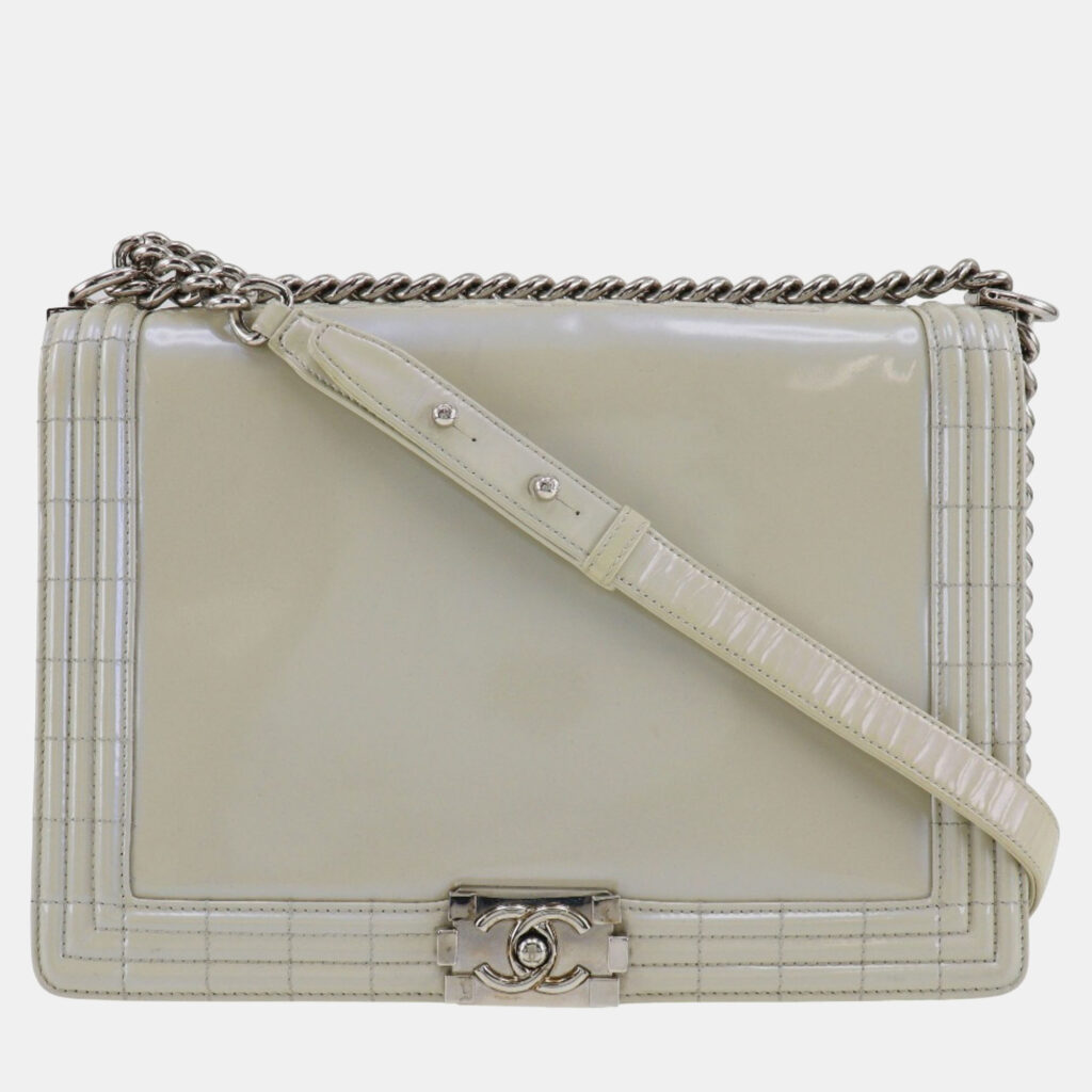 luxury-women-chanel-used-handbags-p978015-009 Chanel White Leather Large Reverso Boy Bag