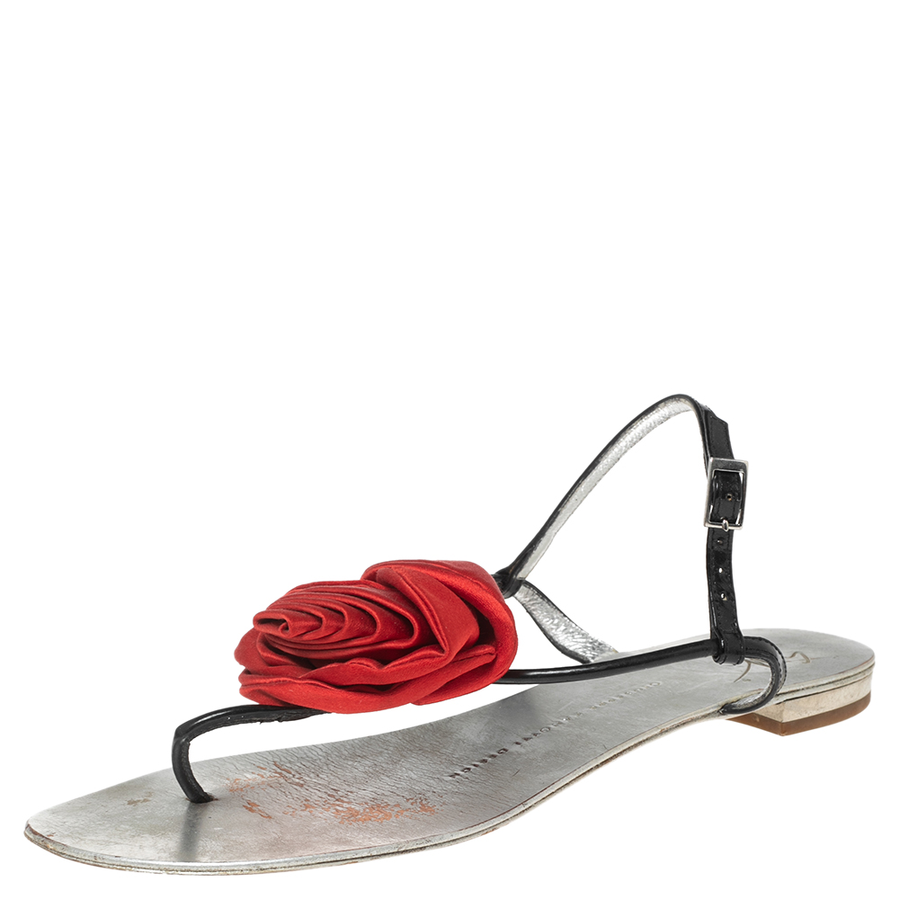 luxury-women-giuseppe-zanotti-used-shoes-p580345-003-2 Giuseppe Zanotti Silver Patent Leather Flower Embellished Flat Thong Sandals Size 37.5
