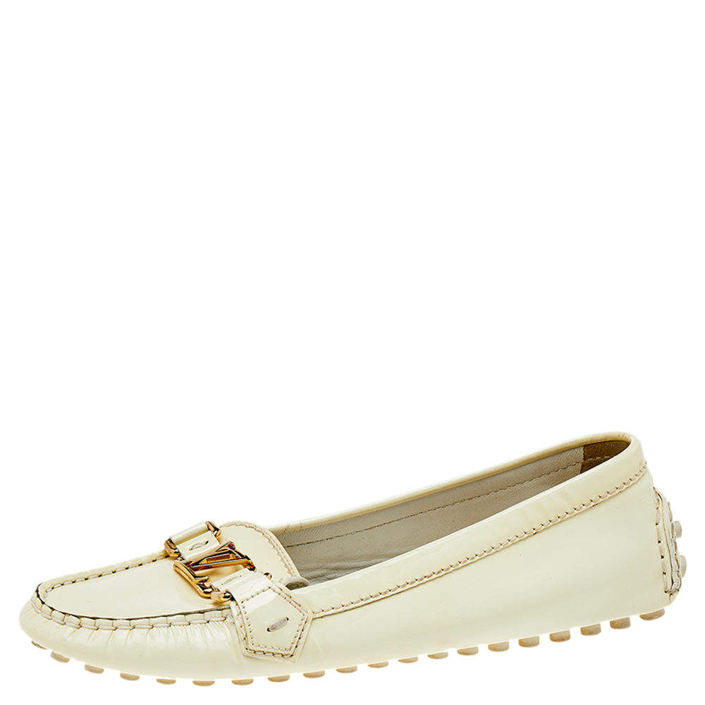 luxury-women-louis-vuitton-used-shoes-p499949-006 Louis Vuitton Cream Patent Leather Logo Loafers Size 39.5
