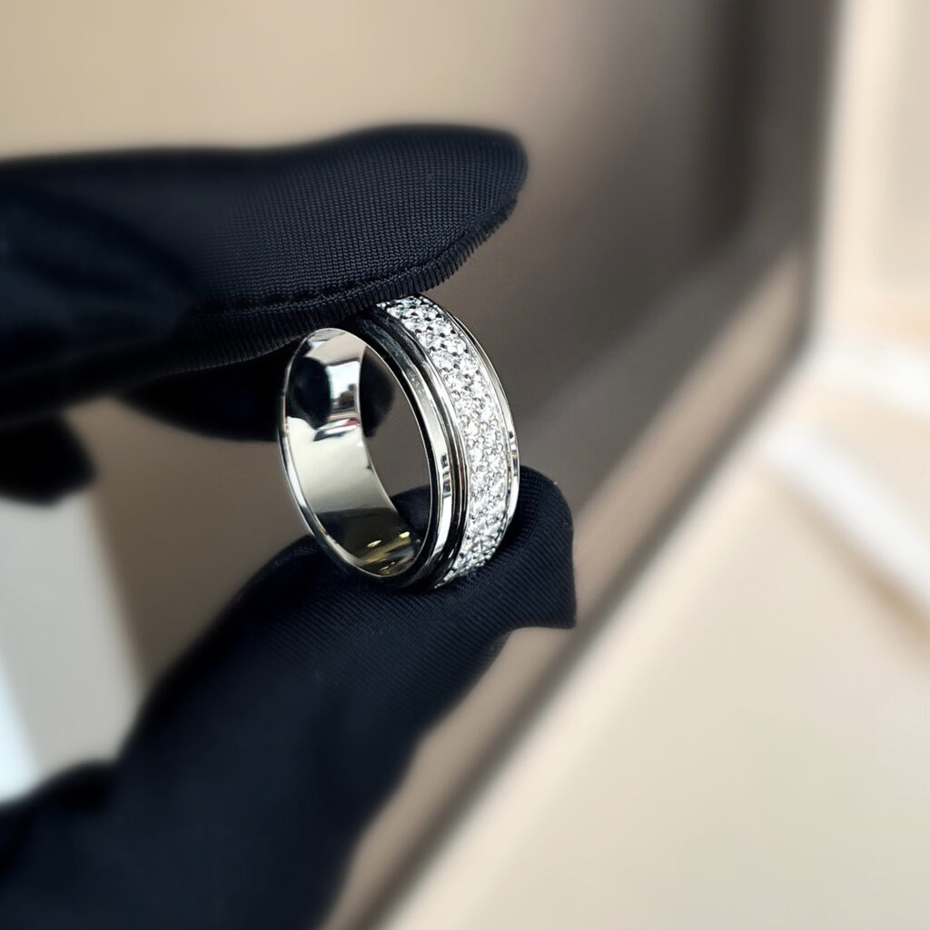 luxury-women-piaget-used-fine-jewelry-p1143692-004 Piaget 18K White Gold Full Diamond Revolving Ring EU 56