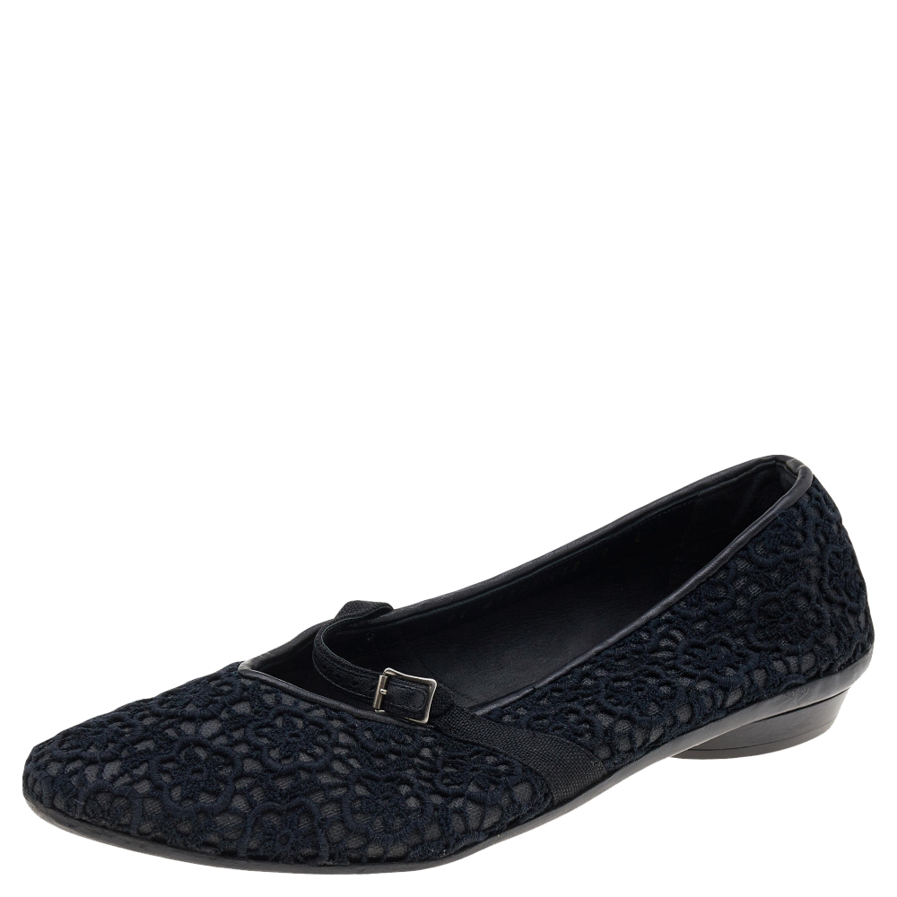 luxury-women-salvatore-ferragamo-used-shoes-p596481-004-1 Salvatore Ferragamo Black Lace Ballet Flats Size 38.5