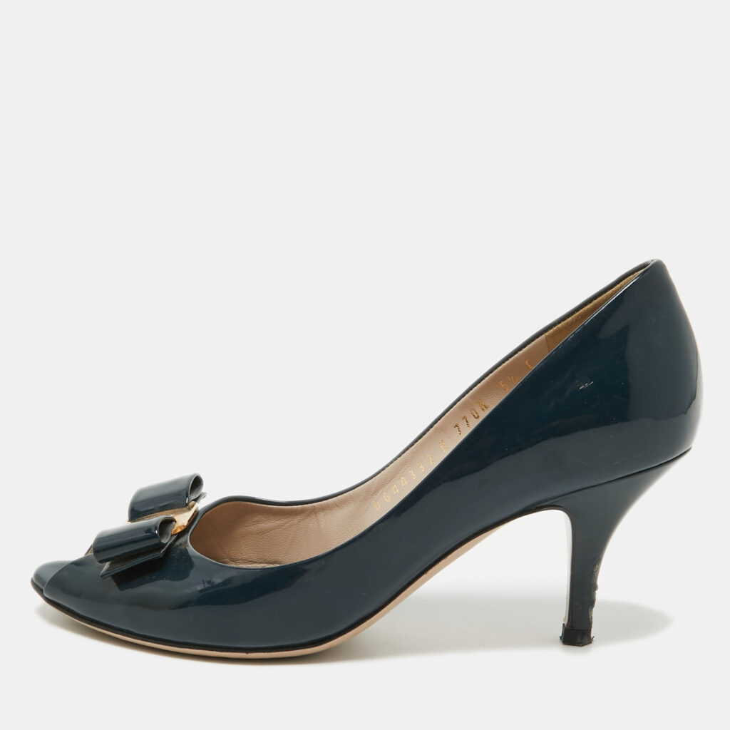 luxury-women-salvatore-ferragamo-used-shoes-p917971-001 Salvatore Ferragamo Navy Blue Patent Vara Bow Pumps Size 36