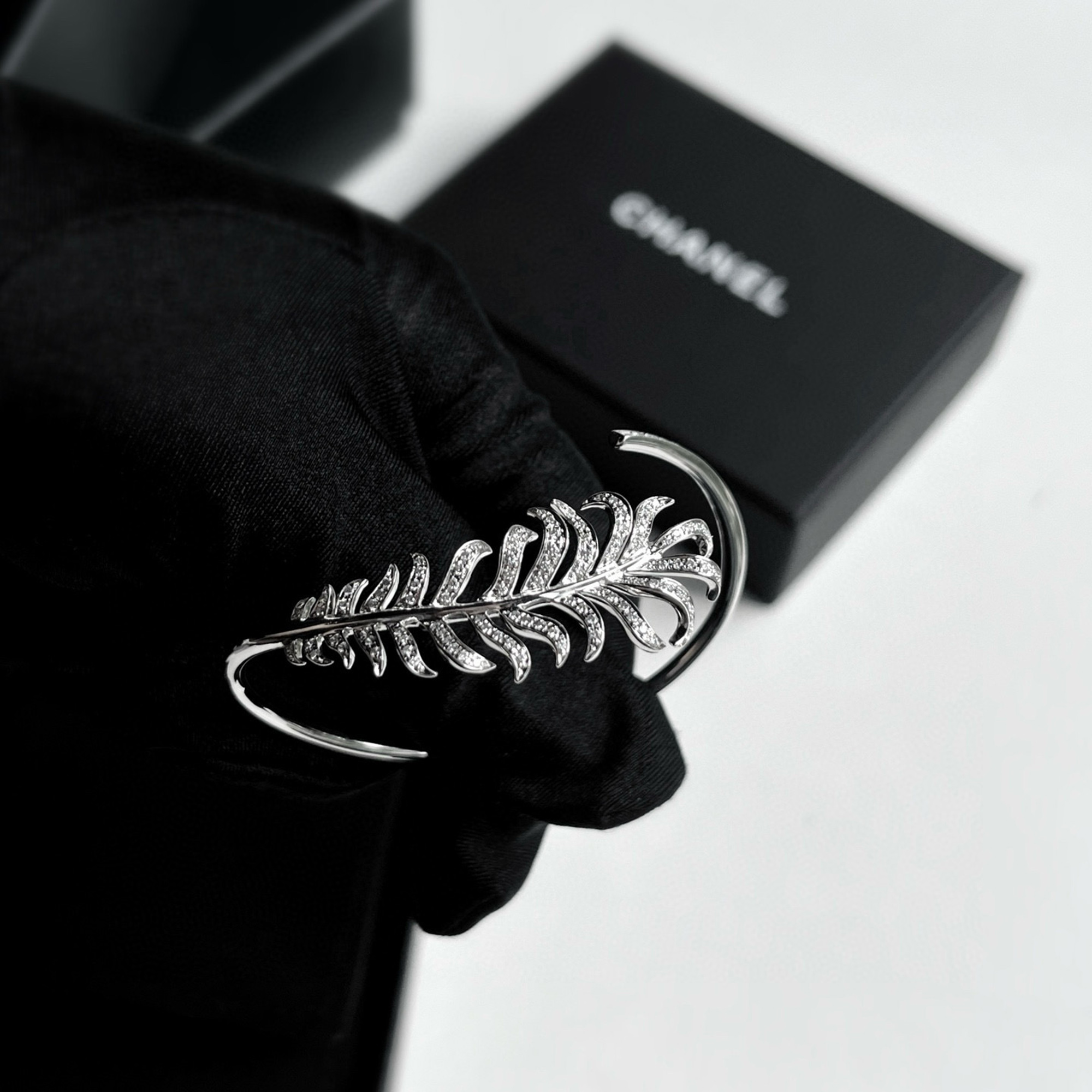 chanel plume de chanel feather 18k white gold diamonds bracelet