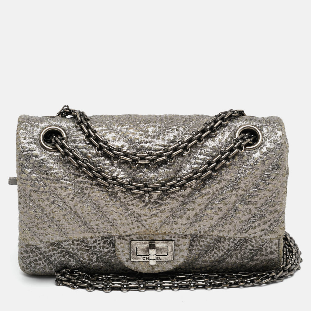luxury-women-chanel-used-handbags-p1112813-003.jpg Chanel Metallic Grey Chevron Leather 224 Reissue 2.55 Flap Bag