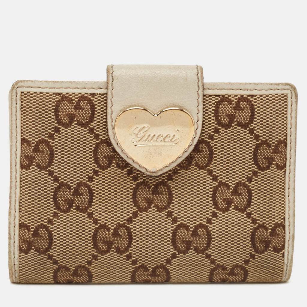 luxury-women-gucci-used-handbags-p1136197-009.jpg Gucci Beige/Off White GG Canvas and Leather Heart Flap Card Holder