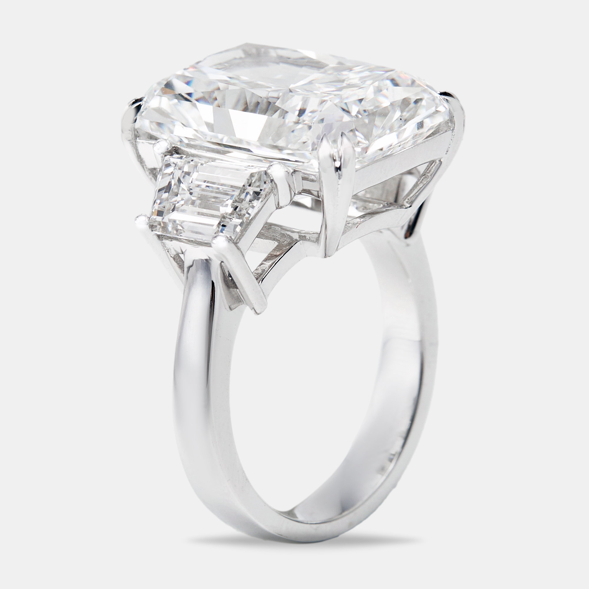 14.00 cts radiant cut and trapezoid lab grown diamond 18k white gold ring size 51