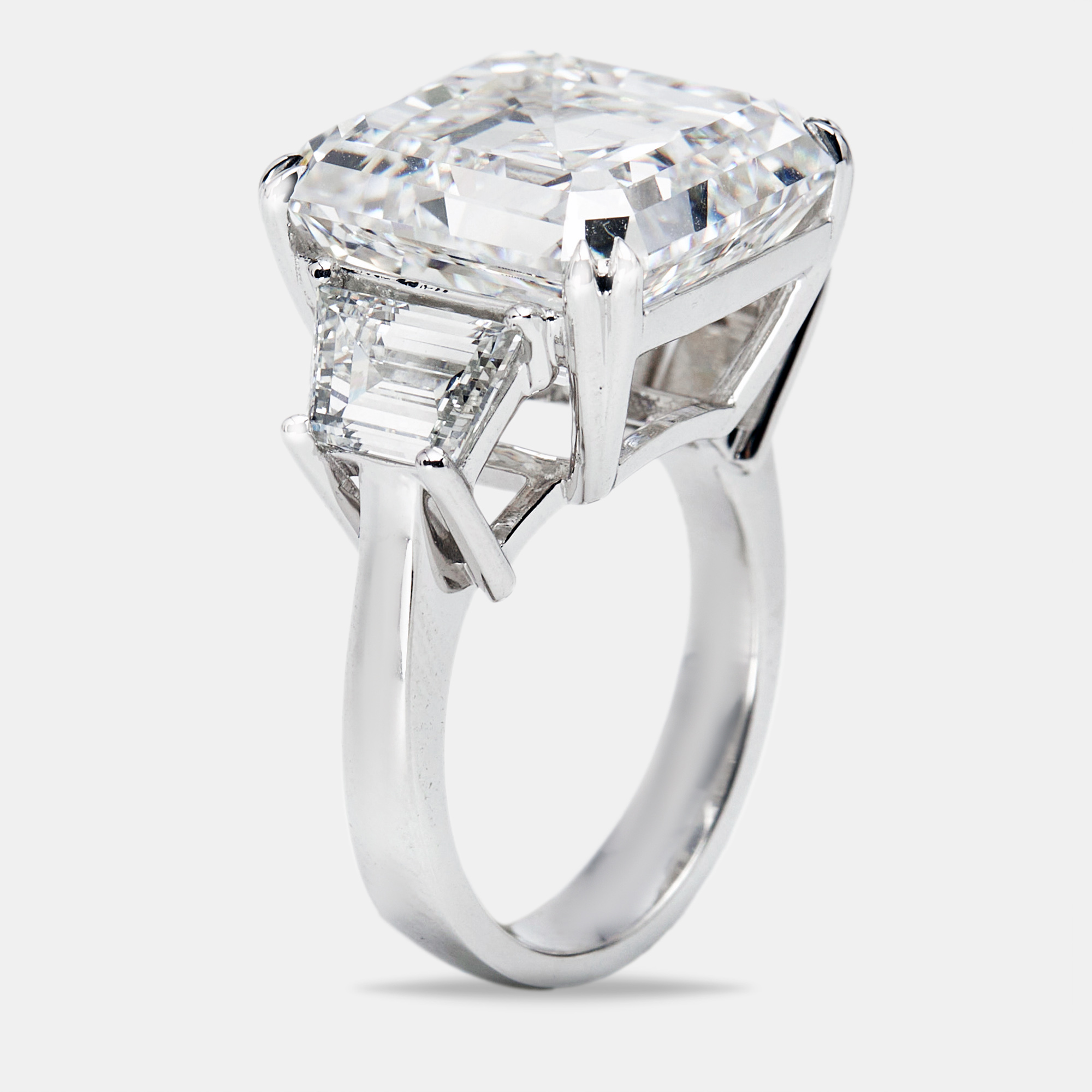 18.50 cts asscher cut and trapezoid lab grown diamond 18k white gold ring size 54