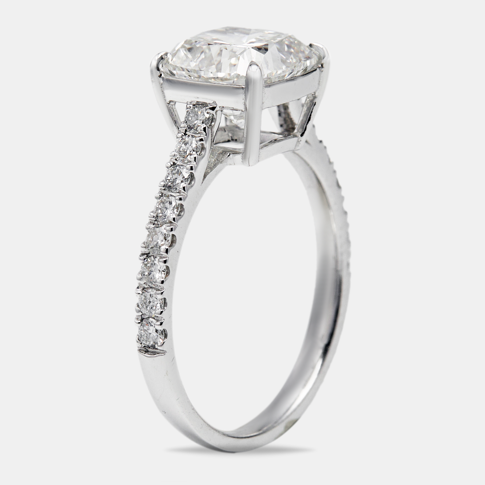 2.80 cts cushion cut and round lab grown diamond 18k white gold ring size 54