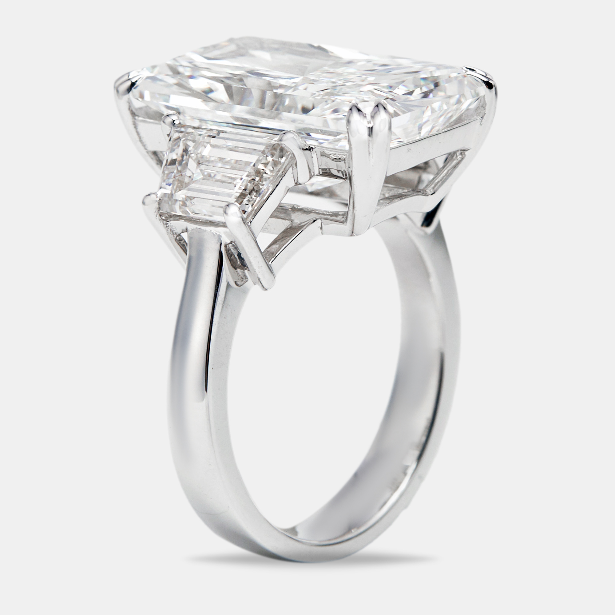 17.00 cts radiant cut and trapezoid lab grown diamond 18k white gold ring size 51