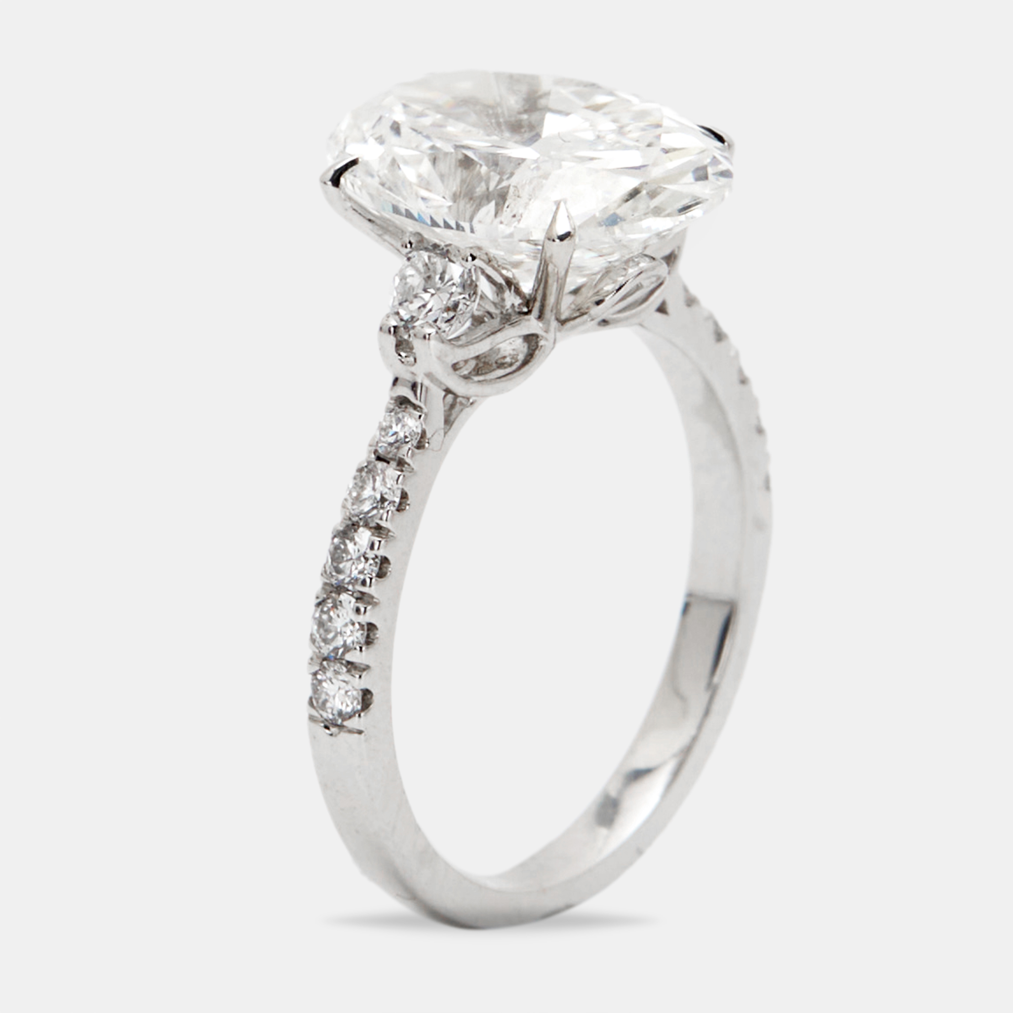 5.25 cts oval and round lab grown diamond 18k white gold ring size 54