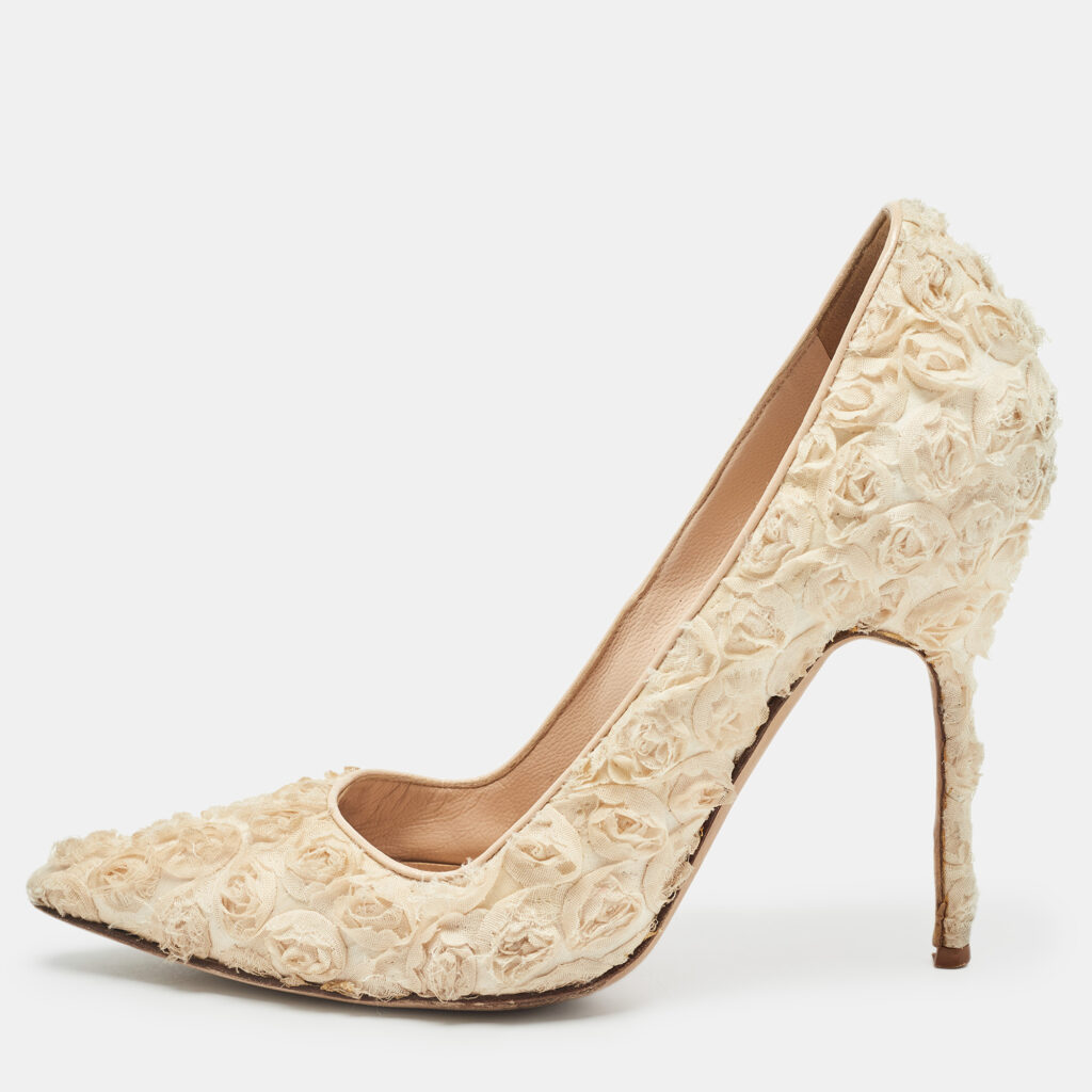 luxury-women-manolo-blahnik-used-shoes-p1011942-008.jpg Manolo Blahnik Cream Fabric Floral Pumps Size 37