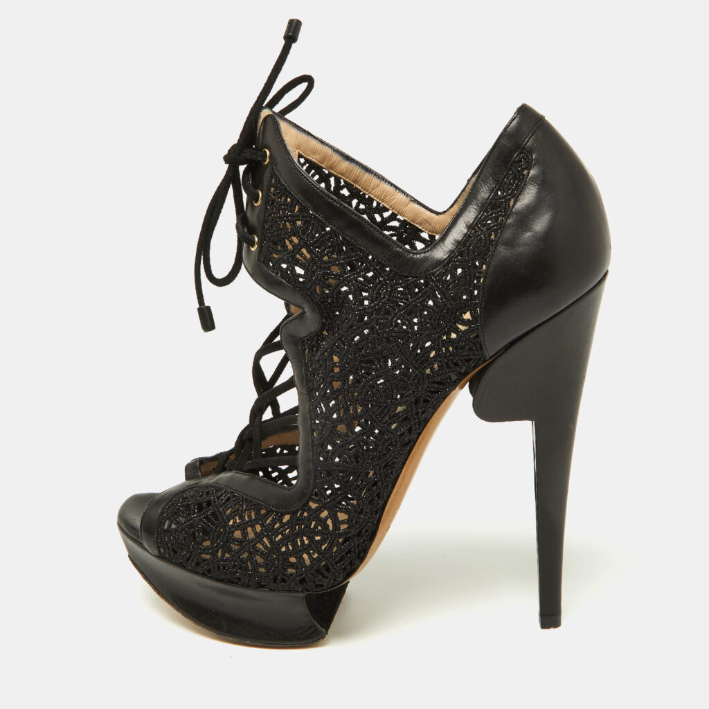 luxury-women-nicholaskirkwood-used-shoes-p1000719-003.jpg Nicholas Kirkwood Black Lace and Leather Cut Out Platform Lace Up Pumps Size 38.5