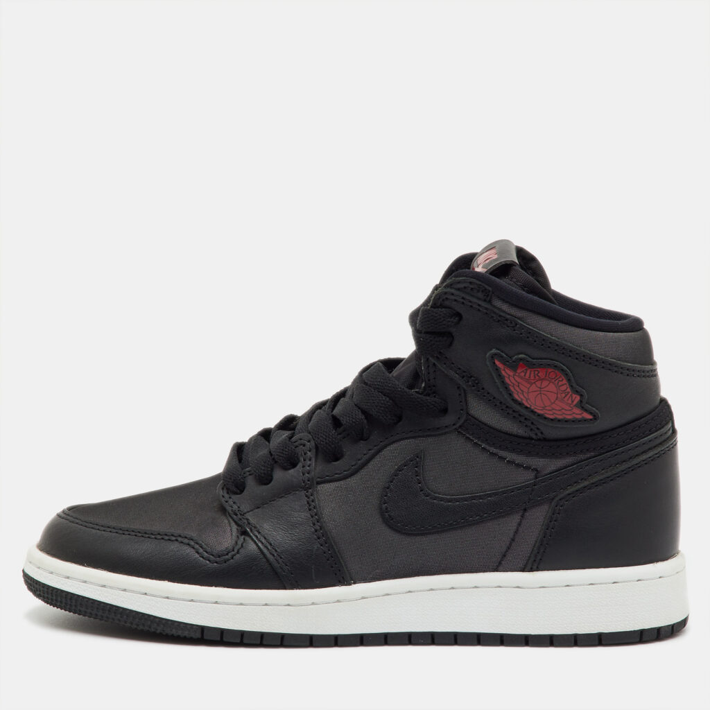 Air Jordans Black Leather and Fabric Jordan 1 Retro High OG GS Sneakers Size 36.5 Air Jordans Black Leather and Fabric Jordan 1 Retro High OG GS Sneakers Size 36.5