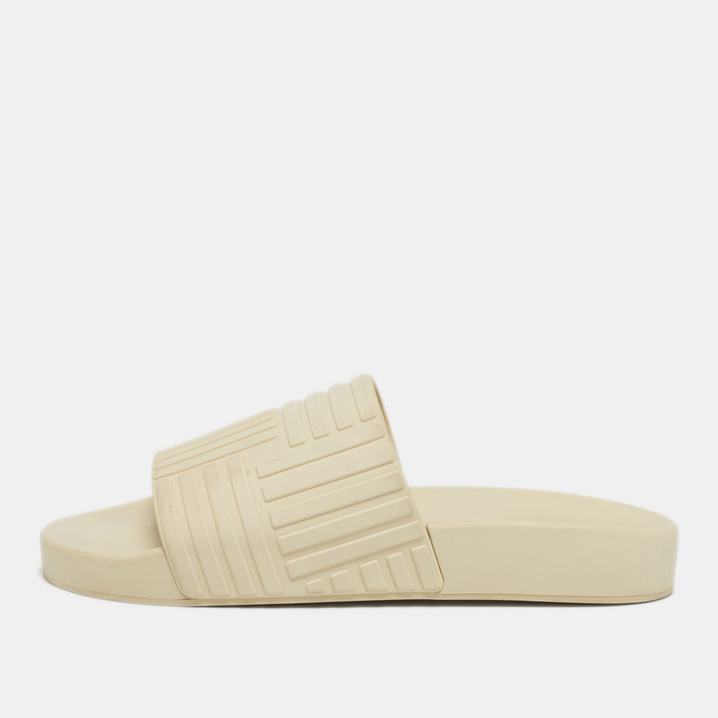 luxury-men-bottega-veneta-used-shoes-p1245347-001.jpg Bottega Veneta Beige Rubber Pool Slippers Size 36