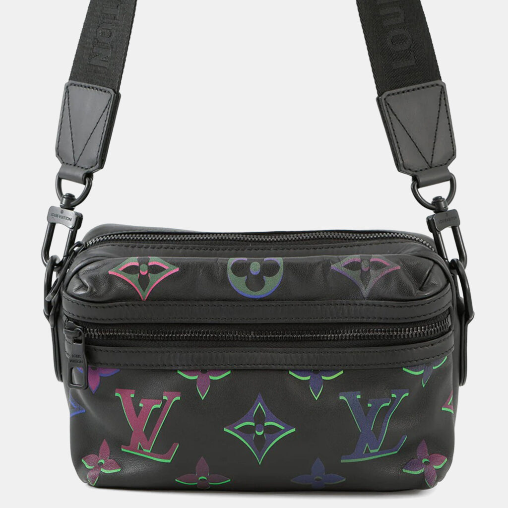 Louis Vuitton Comet Messenger Noir Calf Leather Monogram Pattern Size PM Louis Vuitton Comet Messenger Noir Calf Leather Monogram Pattern Size PM
