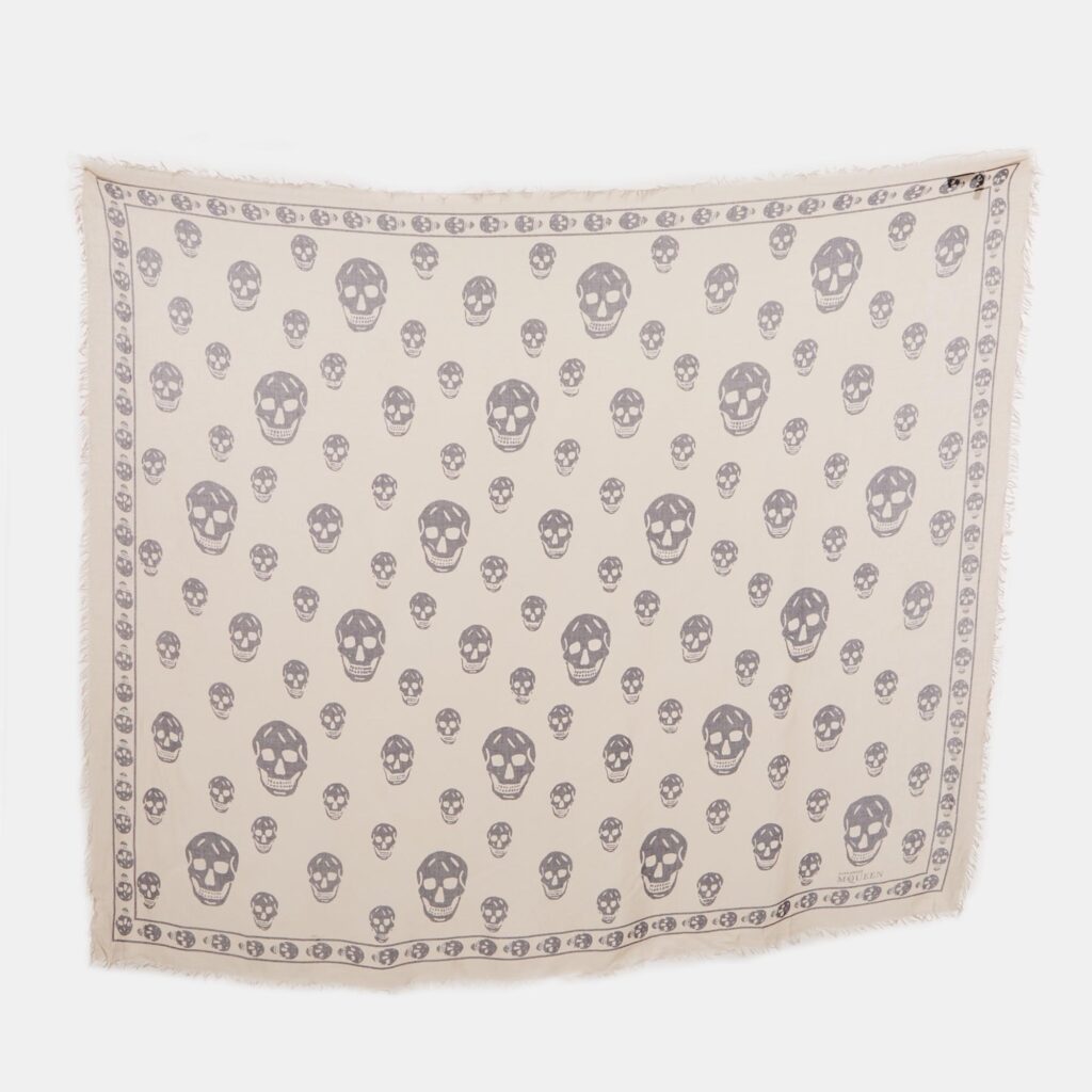 luxury-women-alexander-mcqueen-used-accessories-p1246553-001-1.jpg Alexander McQueen Beige Skull Print Modal Scarf