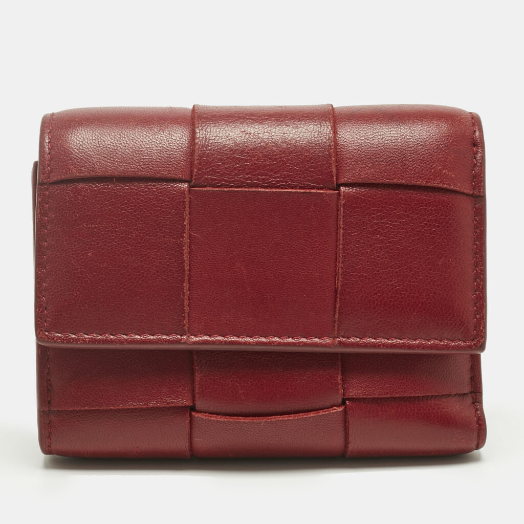 luxury-women-bottega-veneta-used-handbags-p1238223-001-1.jpg Bottega Veneta Red Maxi Intrecciato Leather Trifold Wallet
