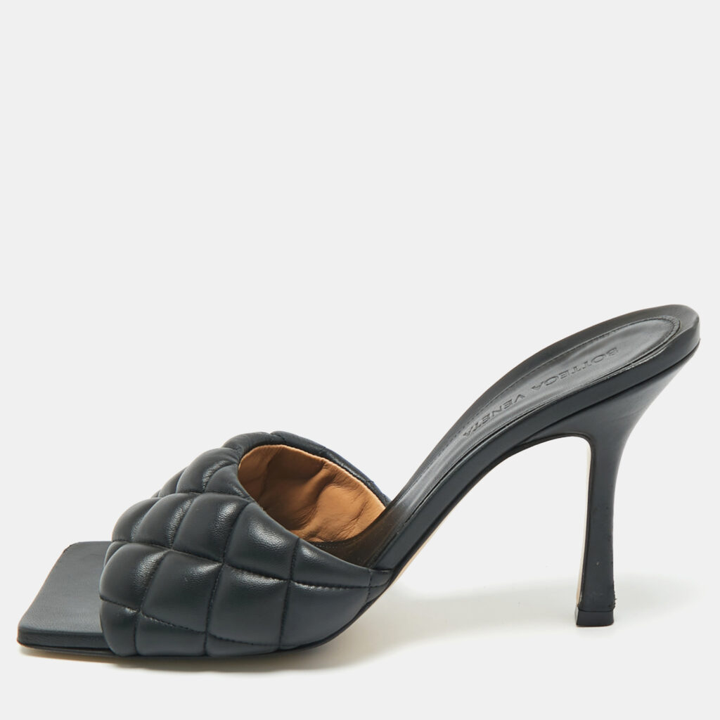 luxury-women-bottega-veneta-used-shoes-p1219592-008-1.jpg Bottega Veneta Black Leather Lido Slide Sandals Size 39.5