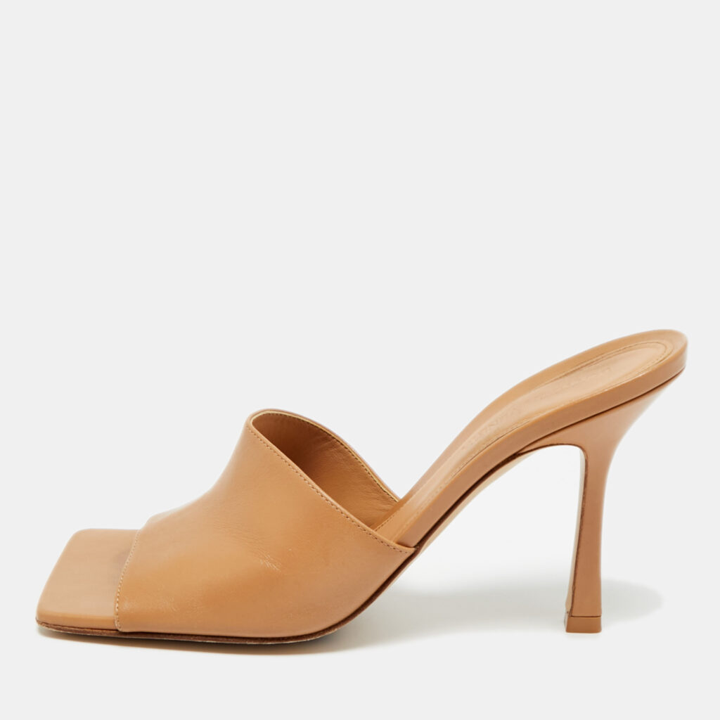 luxury-women-bottega-veneta-used-shoes-p1221643-001.jpg Bottega Veneta Beige Leather Stretch Slide Sandals Size 38