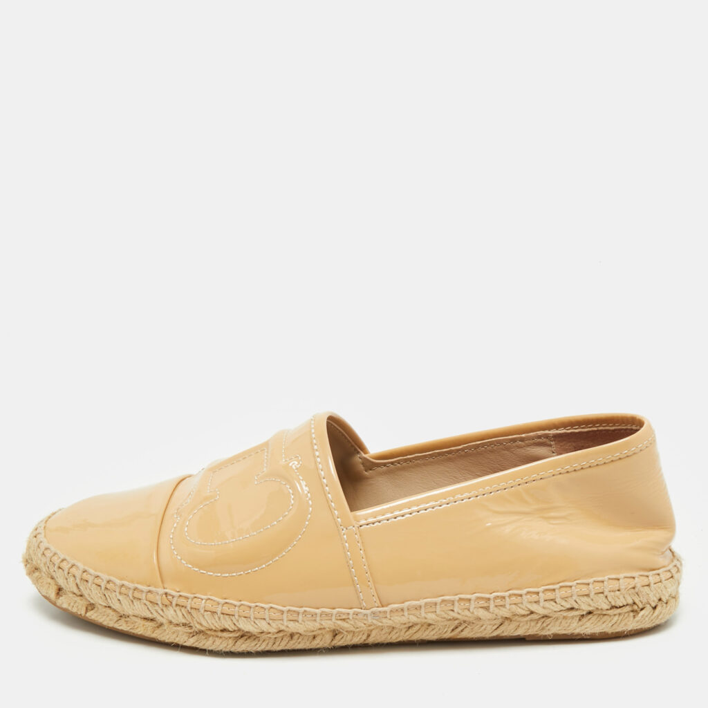 CH Carolina Herrera Beige Patent Leather CH Logo Espadrille Flats Size 39 CH Carolina Herrera Beige Patent Leather CH Logo Espadrille Flats Size 39