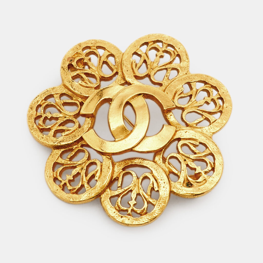 Chanel CC Round Openwork Gold Tone Pin Brooch Chanel CC Round Openwork Gold Tone Pin Brooch