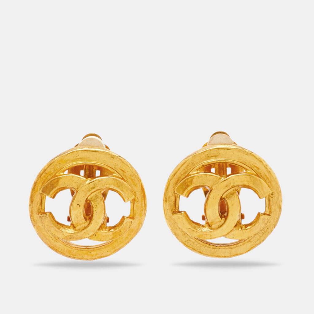 Chanel CC Gold Tone Round Clip-on Stud Earrings Chanel CC Gold Tone Round Clip-on Stud Earrings