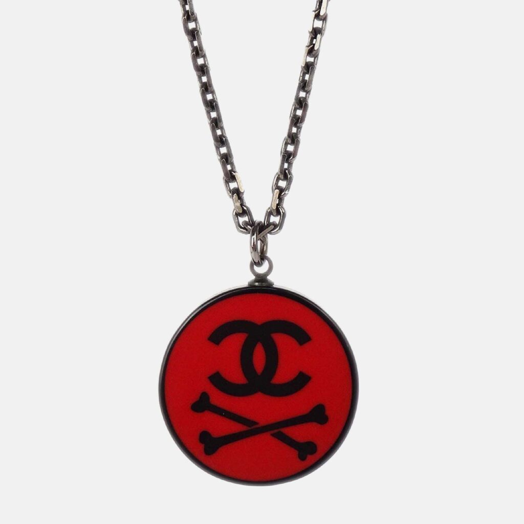 Chanel Medallion Silver Plated Metal Pendant Necklace Chanel Medallion Silver Plated Metal Pendant Necklace