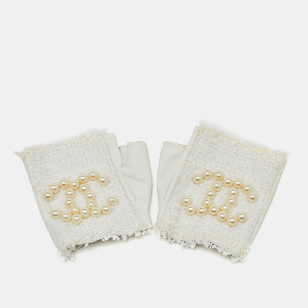 Chanel Off White Leather and Tweed CC Pearl Embellished Fingerless Gloves Size 8 Chanel Off White Leather and Tweed CC Pearl Embellished Fingerless Gloves Size 8