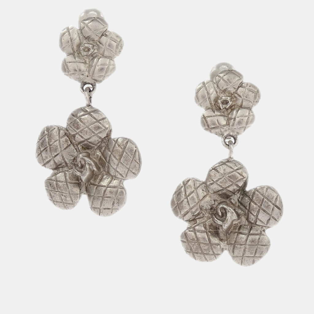 luxury-women-chanel-used-accessories-p1217853-001-1.jpg Chanel Flower Dangle Earrings Clip-On Silver