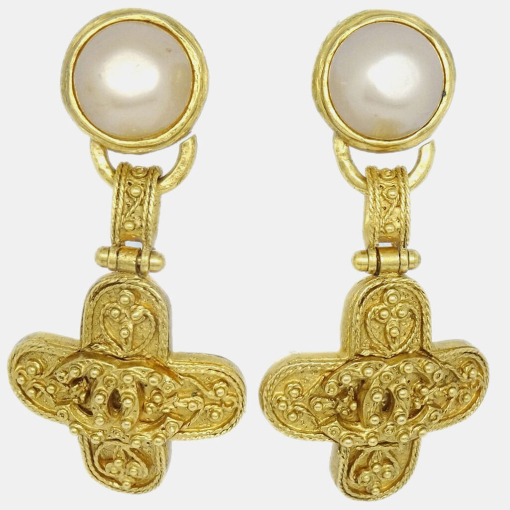 luxury-women-chanel-used-accessories-p1218661-002-1.jpeg Chanel Artificial Pearl Dangle Earrings Clip-On Gold