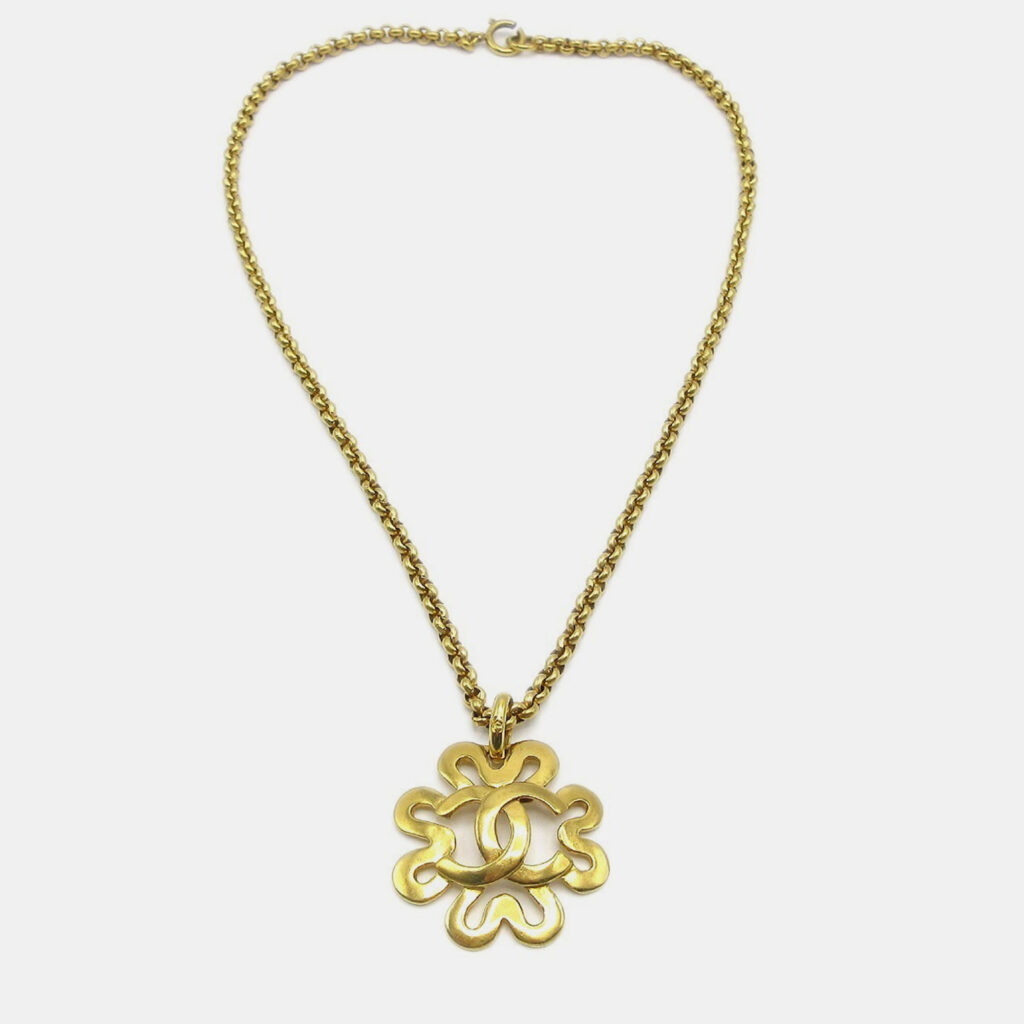 luxury-women-chanel-used-accessories-p1220651-001-1.jpeg Chanel CC Chain Pendant Necklace Gold 95P