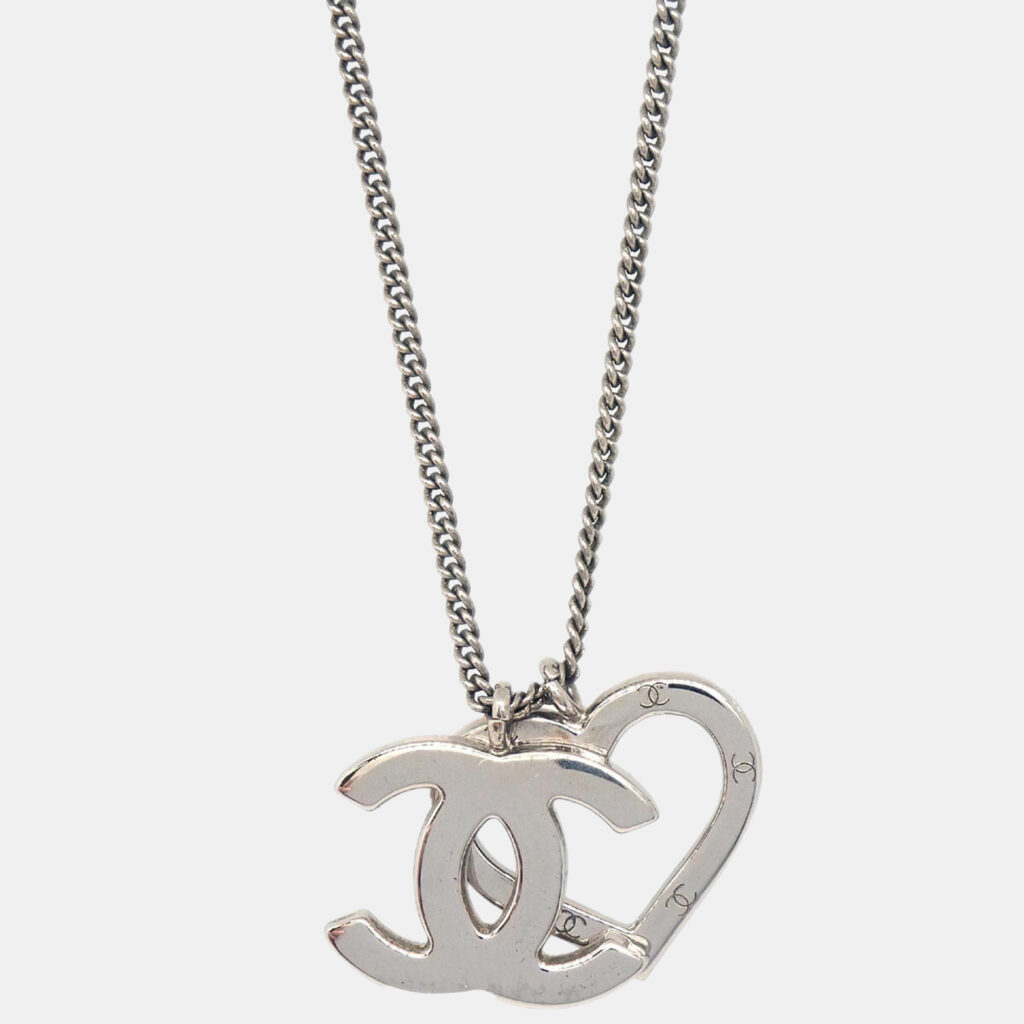luxury-women-chanel-used-accessories-p1229496-003-1.jpg Chanel CC Heart Chain Necklace Silver