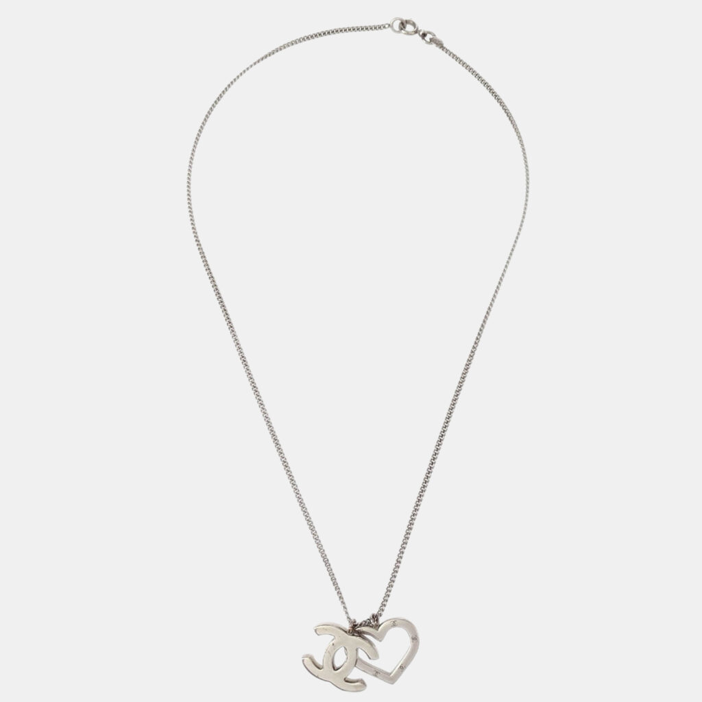 luxury-women-chanel-used-accessories-p1242051-004-1.jpg Chanel CC Heart Chain Necklace Silver