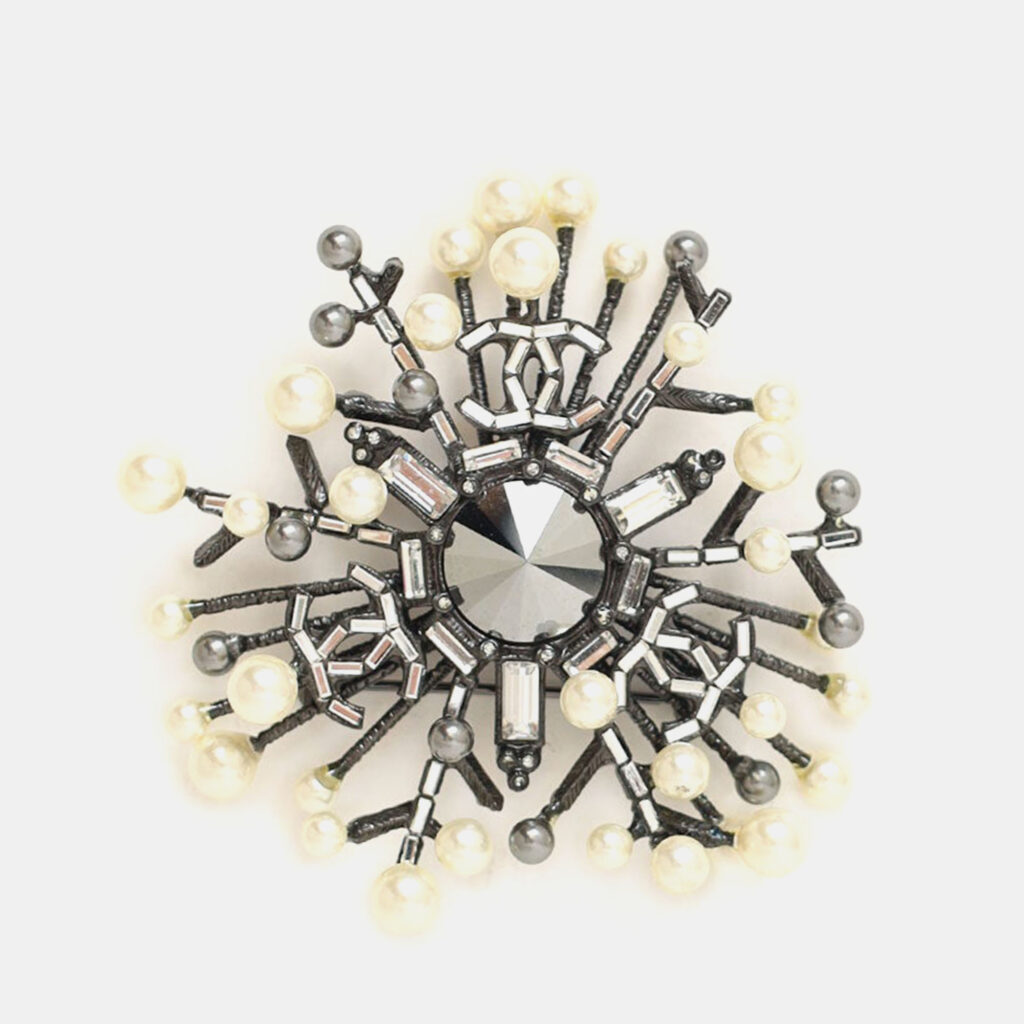 luxury-women-chanel-used-accessories-p1247737-004-1.jpg Chanel 2010 Black/Faux Pearl Silver CC Brooch