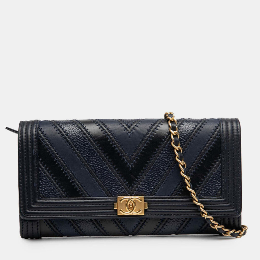 luxury-women-chanel-used-handbags-p1237671-007-1.jpg Chanel Boy Chevron Mixed Leather Wallet on Chain