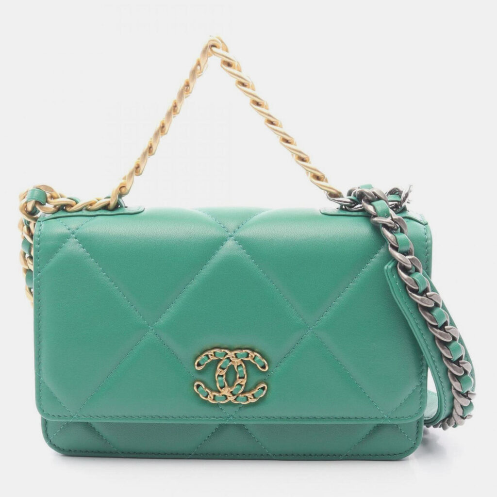 Chanel 19 Disneuf Matelasse Shoulder Bag In Lambskin Green Chanel 19 Disneuf Matelasse Shoulder Bag In Lambskin Green