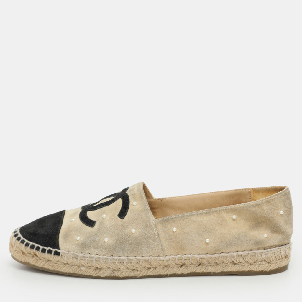 Chanel Beige/Black Suede CC Cap Toe Embellished Espadrille Flats Size 41 Chanel Beige/Black Suede CC Cap Toe Embellished Espadrille Flats Size 41