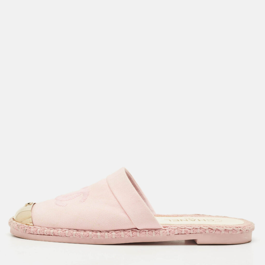 Chanel Pink Canvas CC Cap Toe Espadrille Mules Size 39 Chanel Pink Canvas CC Cap Toe Espadrille Mules Size 39