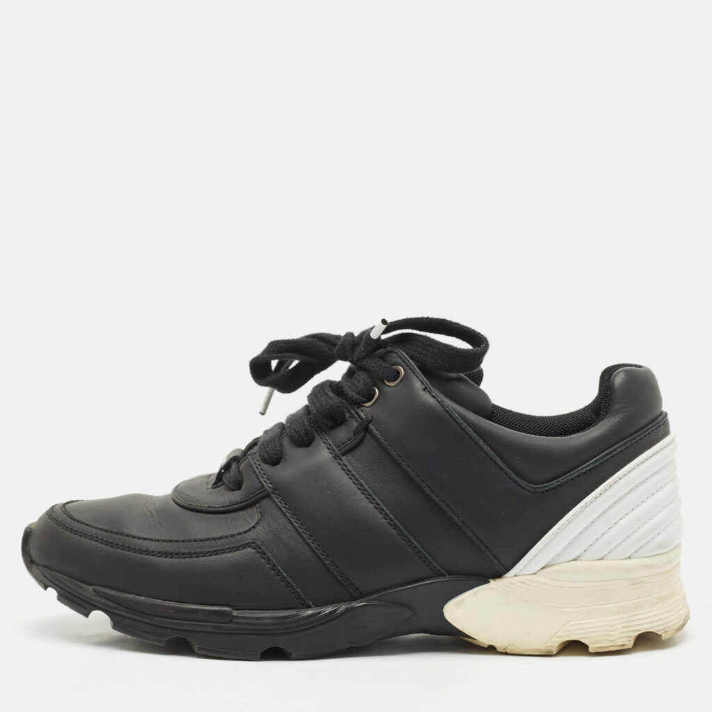 Chanel Black/White Leather CC Lace Up Sneakers Size 39 Chanel Black/White Leather CC Lace Up Sneakers Size 39