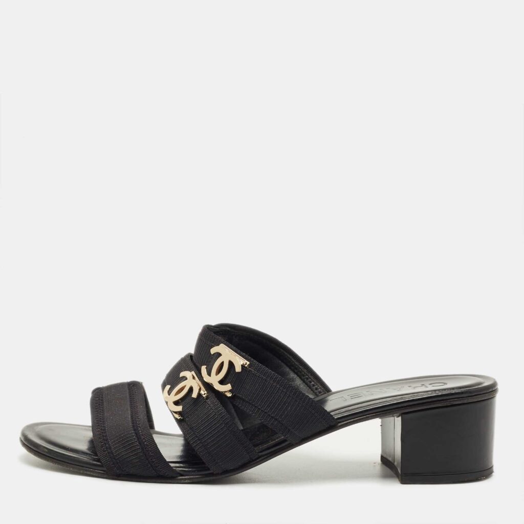 luxury-women-chanel-used-shoes-p1220213-001-1.jpg Chanel Black Canvas CC Slide Sandals Size 40.5